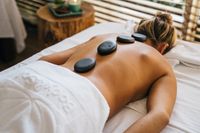 Massagebehandlung nach Hot-Stone Methode